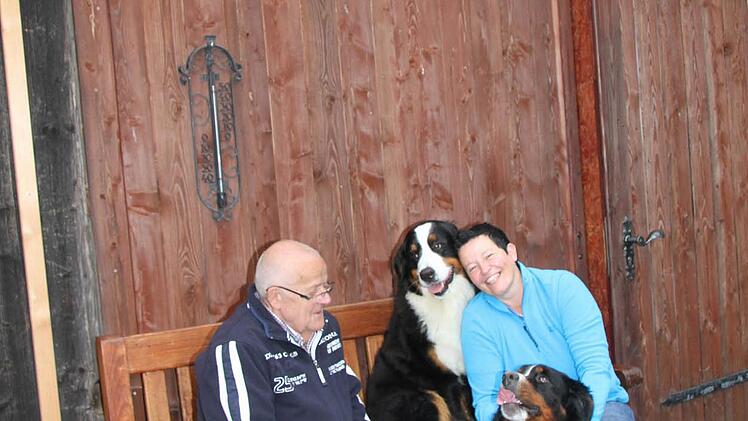 Die Holzhütte beim Forsthaus mit der Aufschrift "Berner Sennenhunde vom Luitpoldhof" dient als Lager.