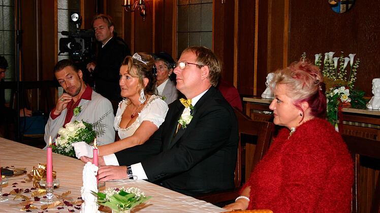 Hochzeit im Standesamt - alle sagen Ja.