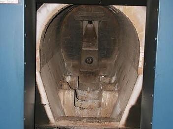 Der Verbrennungsofen im Coburger Krematorium während einer Inspektion. Der Ofen hat drei Kammern für drei Särge gleichzeitig. Foto: Simone Bastian/CT-Archiv