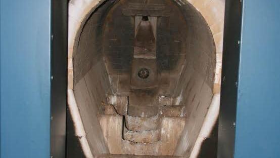 Der Verbrennungsofen im Coburger Krematorium während einer Inspektion. Der Ofen hat drei Kammern für drei Särge gleichzeitig. Foto: Simone Bastian/CT-Archiv