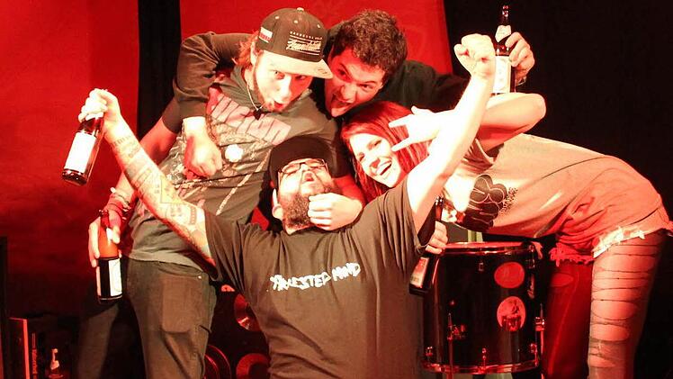 Die Siegerband "Cycoside" ist aus dem Häuschen: Frank, Jörg, Andre und Nathalie können ihren Auftritt kaum erwarten. Foto: Mariell Dörrschmidt