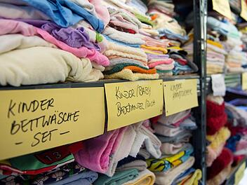 Die Kleiderkammern sind überall gut gefüllt, vereinzelt fehlen Schuhe und Winterjacken. Foto: Monika Skolimowska, dpa