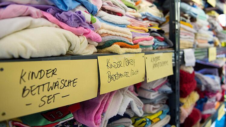 Die Kleiderkammern sind überall gut gefüllt, vereinzelt fehlen Schuhe und Winterjacken. Foto: Monika Skolimowska, dpa
