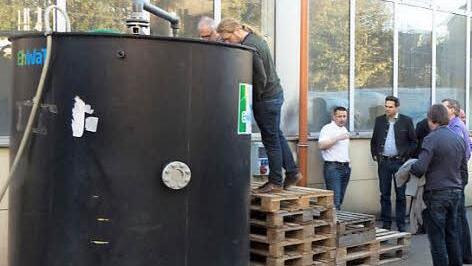 Auf großes Interesse stieß die im Hof für die Besucher aufgebaute Abwasservorbereitungsanlage.  Fotos: Christian Ziegler