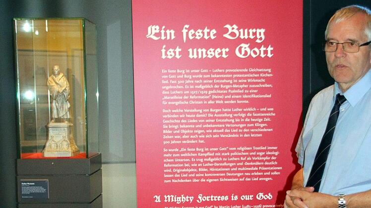 Durch die Ausstellung "Ein feste Burg ist unser Gott" über Martin Luthers bekanntestes Kirchenlied im Burgenmuseum auf der Veste Heldburg führte Prof. Ulrich Großmann, der Initiator des Museums, auf Einladung der Initiative Rodachtal. Links ein Modell des Wormser Luther-Denkmals aus dem Jahr 1866. Foto: Bettina Knauth