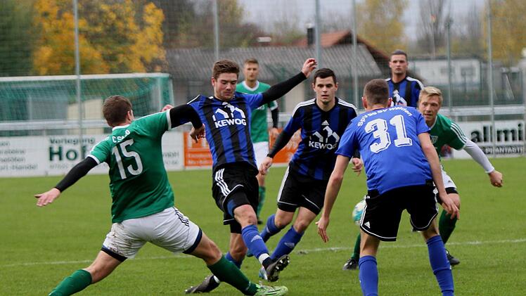 Der Sander Manuel Müller (links) wehrt  mit dem langen Bein den Schuss des  Weidener Stürmers ab. Rechts Stefan Nöthling