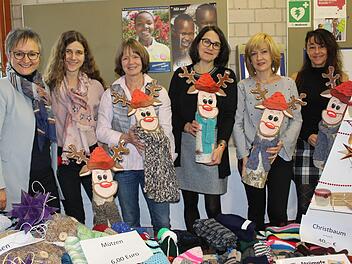 Arnie, der Elch war wieder der Verkaufsschlager (von links): Ursula Kick-Bernklau (Direktorin), Renate Kiesewetter (Hauptorganisatorin), aus der CED-Bastelgruppe: Gisela Friedrich, Sabine Wystrach, Anne V&ouml;lker und Christine Neubert. Foto: Cindy D&ouml;tschel