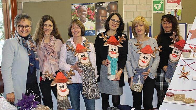 Arnie, der Elch war wieder der Verkaufsschlager (von links): Ursula Kick-Bernklau (Direktorin), Renate Kiesewetter (Hauptorganisatorin), aus der CED-Bastelgruppe: Gisela Friedrich, Sabine Wystrach, Anne V&ouml;lker und Christine Neubert. Foto: Cindy D&ouml;tschel