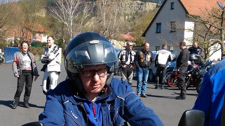 Alexander Rohner kontrolliert die Höheneinstellung des Hauptscheinwerfers an einer Maschine. Karlheinz Franz