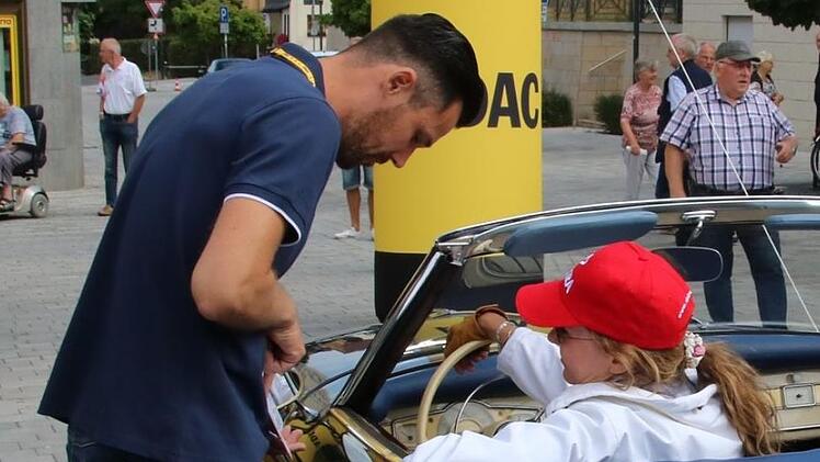 Oliver Hammrich vom ADAC stellte den Teilnehmern der Klassik-Rundfahrt eine Rechenaufgabe, die sie in zehn Sekunden lösen sollten.Matthias Einwag