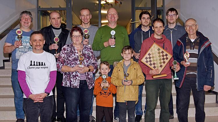 Ein tolles Turnier war der 14. Thereser Schachpokal. Das Bild zeigt (vorne, von links) den Mitorganisator Thomas Reis, Christa Heilmann (beste Frau beim Hobbyturnier), Raphael Reuss (jüngster Teilnehmer am Hobbyturnier), Leonard Schuler ("Pechvogel"), Michael Ankenbrand (Sieger im Hobbyturnier), Paul Schneider (ältester Teilnehmer am Hobbyturnier) sowie (zweite Reihe, von links) Norbert Lukas (3. Platz Meisterturnier), Josef Krauß (2. Platz Meisterturnier), Christian Rink (1. Platz Meistertur...