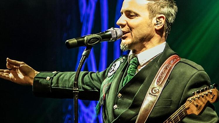 Die siebenköpfige Band Cornamusa gastierte gemeinsam mit der international besetzten "Irish Beats Dance Company" im Kongresshaus Rosengarten in Coburg.Foto: Jochen Berger