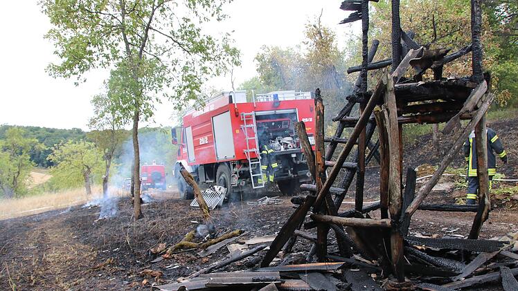 Auf den Weg den Hang des Kohlenbergs hinauf hat das Feuer zahlreiche Grundstücke verwüstet.