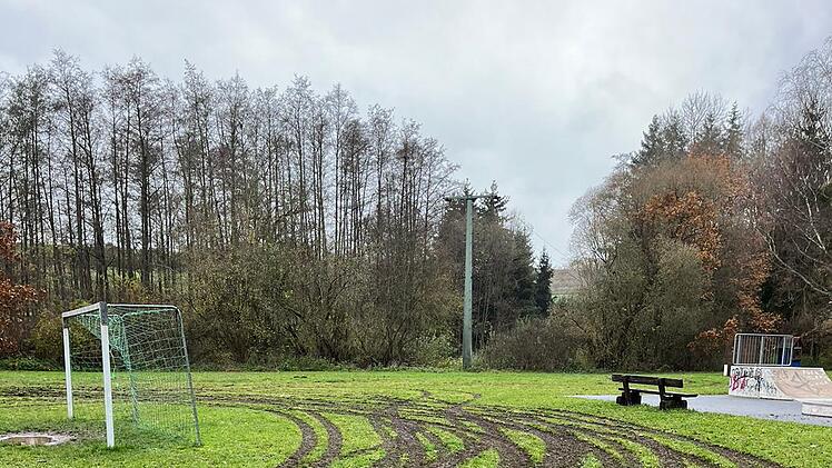 Zeil am Main: Unbekannte Vandalierer driften über Spielplatz - "Ist eine Schweinerei"