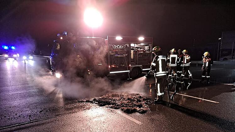 Brennender Heuballen auf Bundesstraße im Kreis Coburg