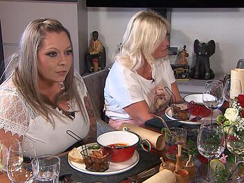 Steffi ist irritiert: Hat István bei der Vorspeise gerade was von Krankenhaus und Friedhof gesagt?