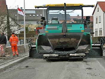 Die restliche Asphalttragschicht wird auf der Ortsdurchfahrt Haard aufgetragen.  Foto: Ewald Kiesel