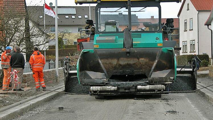 Die restliche Asphalttragschicht wird auf der Ortsdurchfahrt Haard aufgetragen.  Foto: Ewald Kiesel