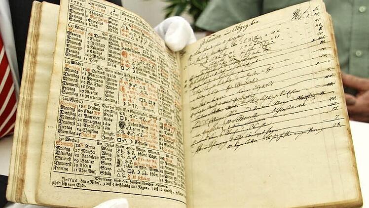 Nur mit weißen Handschuhen darf das wertvolle Original des Stadt- und Historienkalenders von 1789 angefasst werden. Fotos: Dagmar Besand