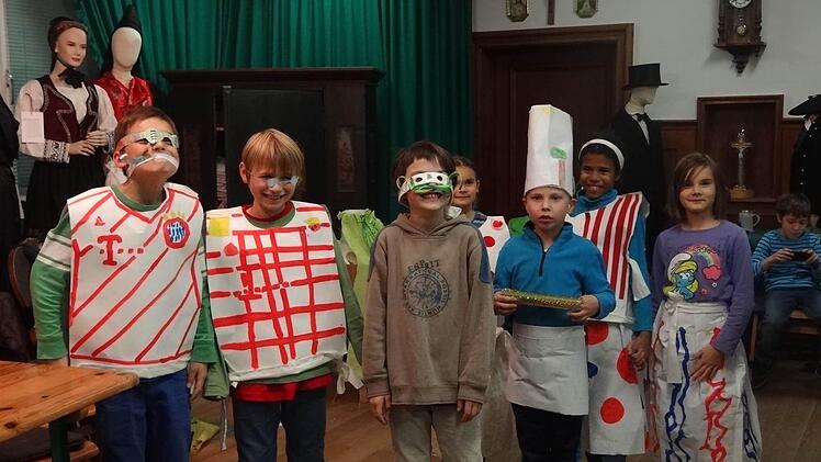 Die Kinder hatten Spaß, das sieht man (von links): Fußballspieler mit ganz besonderen Brillen, der singende Koch mit seinem glitzernden Mikrophon und die drei feinen Damen.