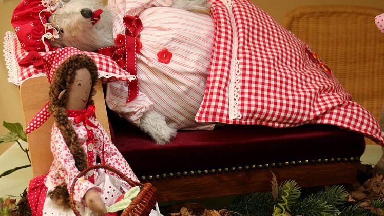 Rotkäppchen und der böse Wolf sind nur zwei von vielen Märchenfiguren, die Margarete Bömmel aus Nüdlingen genäht hat. Fotos: Werner Vogel