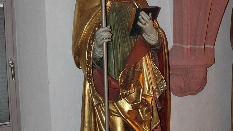 Die Holzskulptur mit Augustinus und dem Christkind voller Sand.