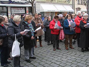 Rund 150 Kulmbacher fanden sich auf dem Marktplatz ein und sangen beim zweiten großen Adventssingen mit. Der Erlös kommt Flüchtlingen im Nordirak zu Gute. Fotos: Sonja Adam