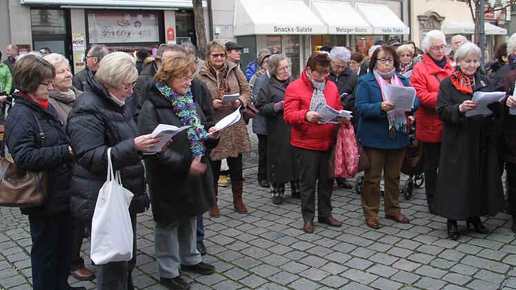 Rund 150 Kulmbacher fanden sich auf dem Marktplatz ein und sangen beim zweiten großen Adventssingen mit. Der Erlös kommt Flüchtlingen im Nordirak zu Gute. Fotos: Sonja Adam