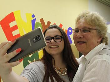 Moderne Handytechnik verändert auch die Abschiedszeremonien - die Absolventen der Mittelschule Untersteinach-Stadtsteinach machten zum Abschluss Selfies von sich und ihren Lehrern.  Fotos: Sonja Adam