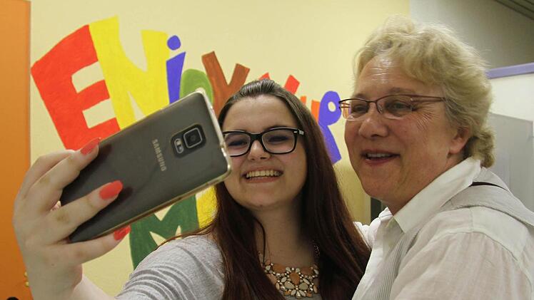 Moderne Handytechnik verändert auch die Abschiedszeremonien - die Absolventen der Mittelschule Untersteinach-Stadtsteinach machten zum Abschluss Selfies von sich und ihren Lehrern.  Fotos: Sonja Adam