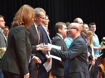 IHK-Hauptgeschäftsführer Siegmar Schnabel gratuliert Fabian Gögel.