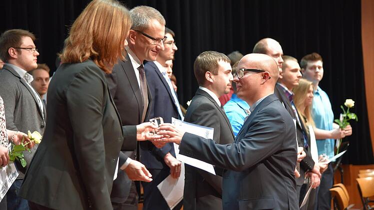 IHK-Hauptgeschäftsführer Siegmar Schnabel gratuliert Fabian Gögel.