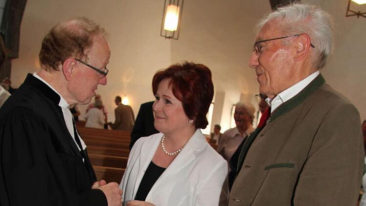 Pfarrer Wolff schüttelte viele Hände zum Abschied in den Ruhestand - auch die stellvertretende Landrätin und Landessynodalin Christina Flauder und Stadtrat Horst Zahr sagten dem beliebten Pfarrer Adieu