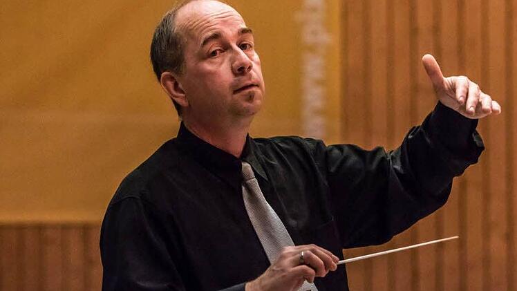 Markus Hollstein dirigierte: Begeisterten Beifall verdiente sich die Blaskapelle Meeder bei ihrem Jahreskonzert in der ausverkauften Schulturnhalle. Foto: Jochen Berger