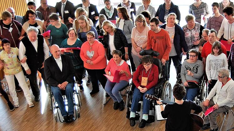 Beim "Kreuzberglied" sangen und schunkelten der Singtreff-Chor und Gäste gemeinsam.  Foto: Sigismund von Dobschütz