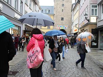 Der Regen hielt die Menschen nicht ab: Mit Schirm, Charme und Taschen ausstaffiert ging es quer durch die Stadt. Die Männer konnten über Autos fachsimpeln und die Kinder Eisenbahn fahren, Dosen werfen oder sich schminken lassen.Christiane Lehmann