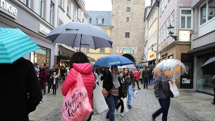 Der Regen hielt die Menschen nicht ab: Mit Schirm, Charme und Taschen ausstaffiert ging es quer durch die Stadt. Die Männer konnten über Autos fachsimpeln und die Kinder Eisenbahn fahren, Dosen werfen oder sich schminken lassen.Christiane Lehmann