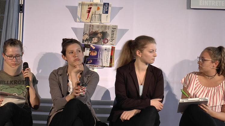 Die Stunden der Ungewissheit plagten Maria und Marta (von rechts) beim Warten im Krankenhaus.Christian Licha