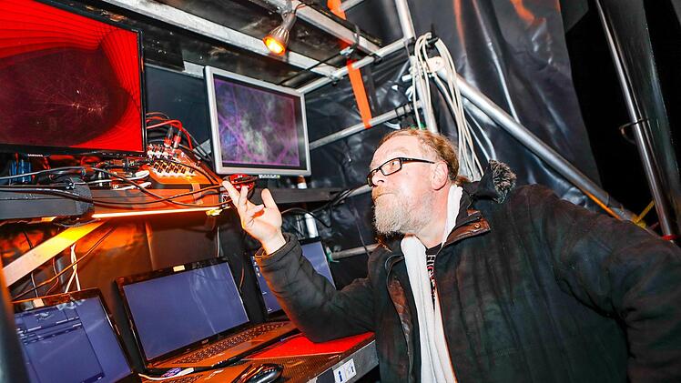 Norbert Wirner führt die Besucher mit großem technischen Aufwand auf eine philosophisch angehauchte Zeitreise durch die Evolution. Foto: Matthias Hoch
