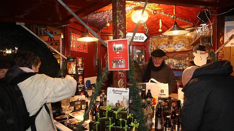 Dass die Freunde aus Oudenaarde am Eröffnungswochenende belgische Spezialiäten verkaufen, hat mittlerweile Tradition. Foto: Barbara Herbst