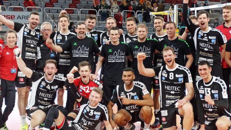 Zweitligisten unter sich: Nach der Derbypleite ging es f&uuml;r die Zeiler Kegler zum Spiel der Eltmanner Volleyballer in der Brose-Arena. Foto: Anna Pickel