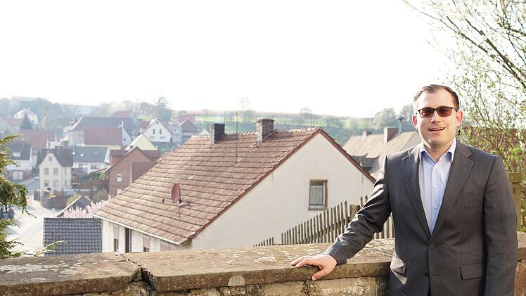 Florian Atzmüller  mit Aussicht über Dittlofsroda Foto: Arkadius Guzy