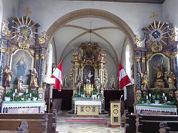 Der Kirchenraum von Alt-St. Anna in Weilersbach mit dem  Gnadenaltar der heiligen Anna (rechts) Foto: Heidi Amon