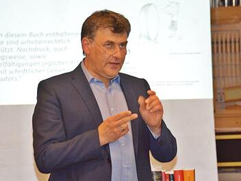 Professor Kilian Moritz gab an der Berufsfachschule für Musik in Bad Königshofen Hinweise für die angehenden Musiker zu ihrer Arbeit. Ganz wichtig sei die Absicherungen zur Altersvorsorge.  Foto: Hanns Friedrich
