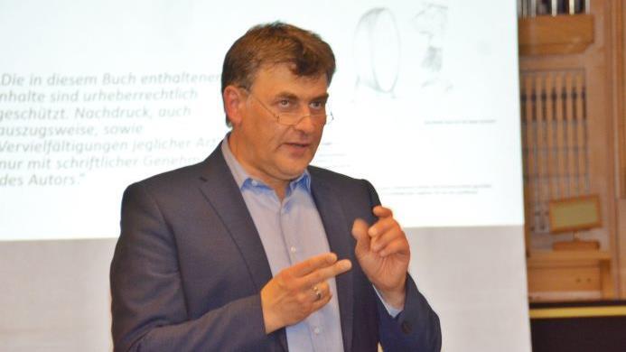 Professor Kilian Moritz gab an der Berufsfachschule für Musik in Bad Königshofen Hinweise für die angehenden Musiker zu ihrer Arbeit. Ganz wichtig sei die Absicherungen zur Altersvorsorge.  Foto: Hanns Friedrich