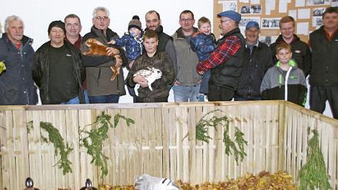Eine breite Palette an Tieren präsentierte der Verein bei seiner Lokalschau. Unser Bild zeigt die Preisträger in den verschiedenen Klassen.