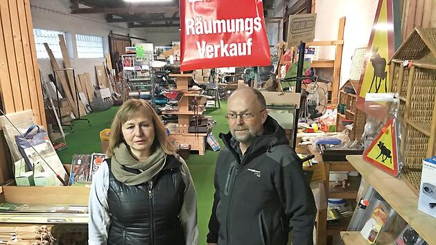 Brigitte und Dietmar Marscholik m&uuml;ssen nach 34 Jahren aufh&ouml;ren. Der Camping-Bahnhof hat geschlossen. Foto: Michael Busch