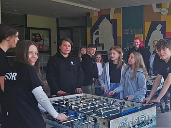 Schüler der Jakob-Kaiser-Realschule, einige tragen das schwarze Schul-Shirt mit Logo