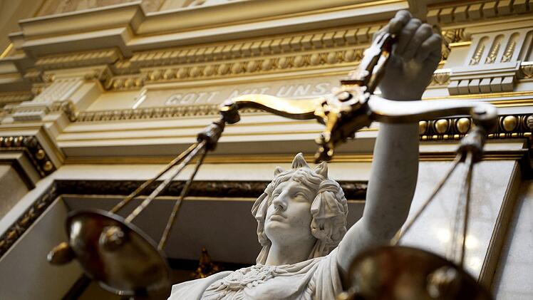 Eine Statue der r&ouml;mischen G&ouml;ttin der Gerechtigkeit, Justitia