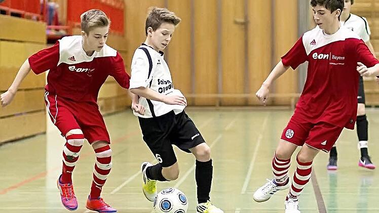Für die Hallenkreismeisterschaft der C-Junioren haben sich auch der TSV Weißenbrunn (rote Trikots) und der DJK-SV Neufang qualifiziert. Im Halbfinale der Kronacher Endrunde siegten die Weißenbrunner klar mit 3:0. Foto: Heinrich Weiß